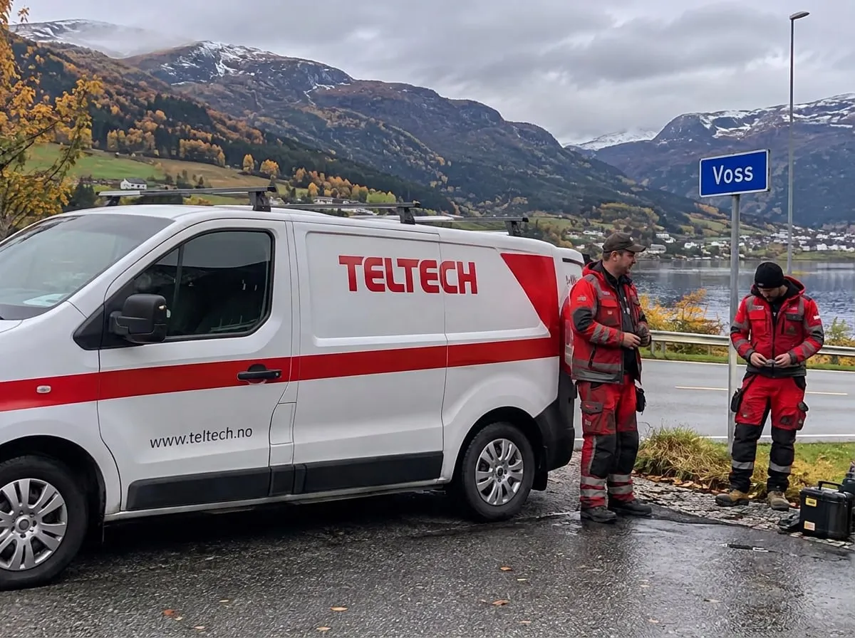 Teltech-bil og montørar ved vegen på Voss