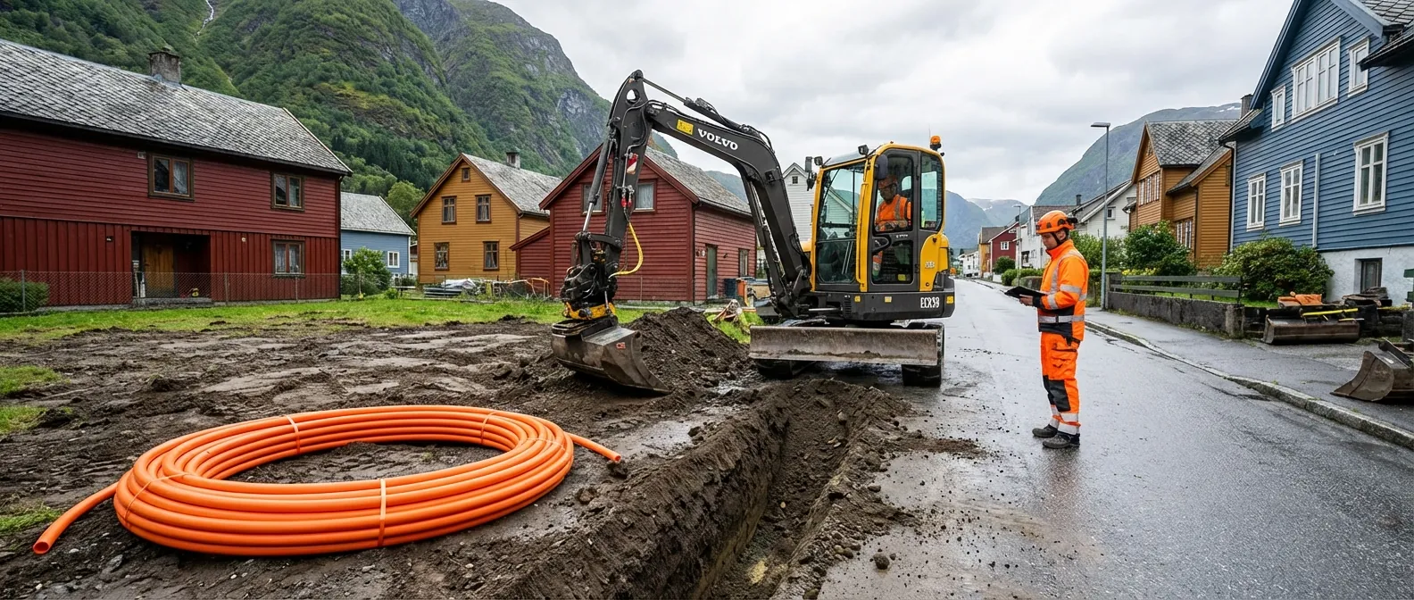 Ein liten gravemaskin som grev ei smal grøft for fiberkabel i eit bustadfelt